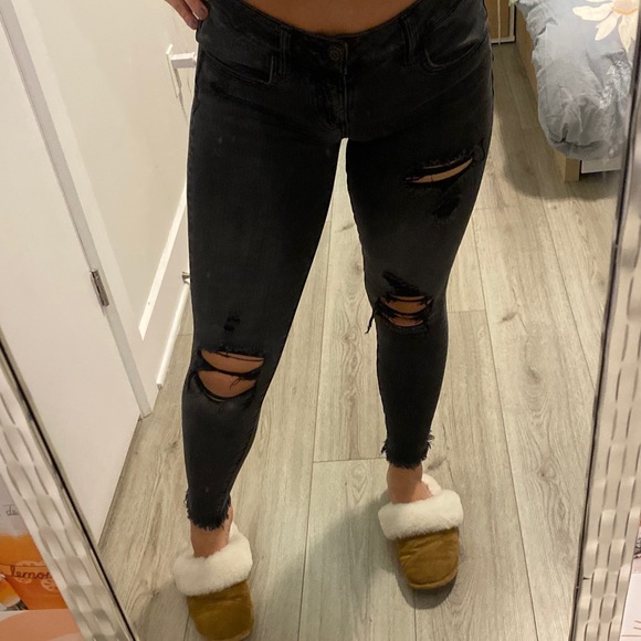 RIPPED BLACK JEANS